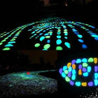 가정 정원 훈장 빛난 돌을 위한 어두운 정원 자갈에 있는 다채로운 놀