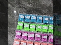 노란 장식적 피쉬 탱크 빛을 내는 정원은 석영 표면을 페블로 덮습니다