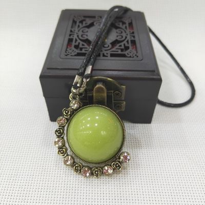 여성 방사능에 의한 유독한 무료 발광성 스톤 펜던트