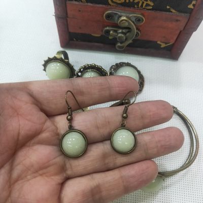 어두운 수지 보석에서 빛은 패션 패턴과 함께 설정했습니다